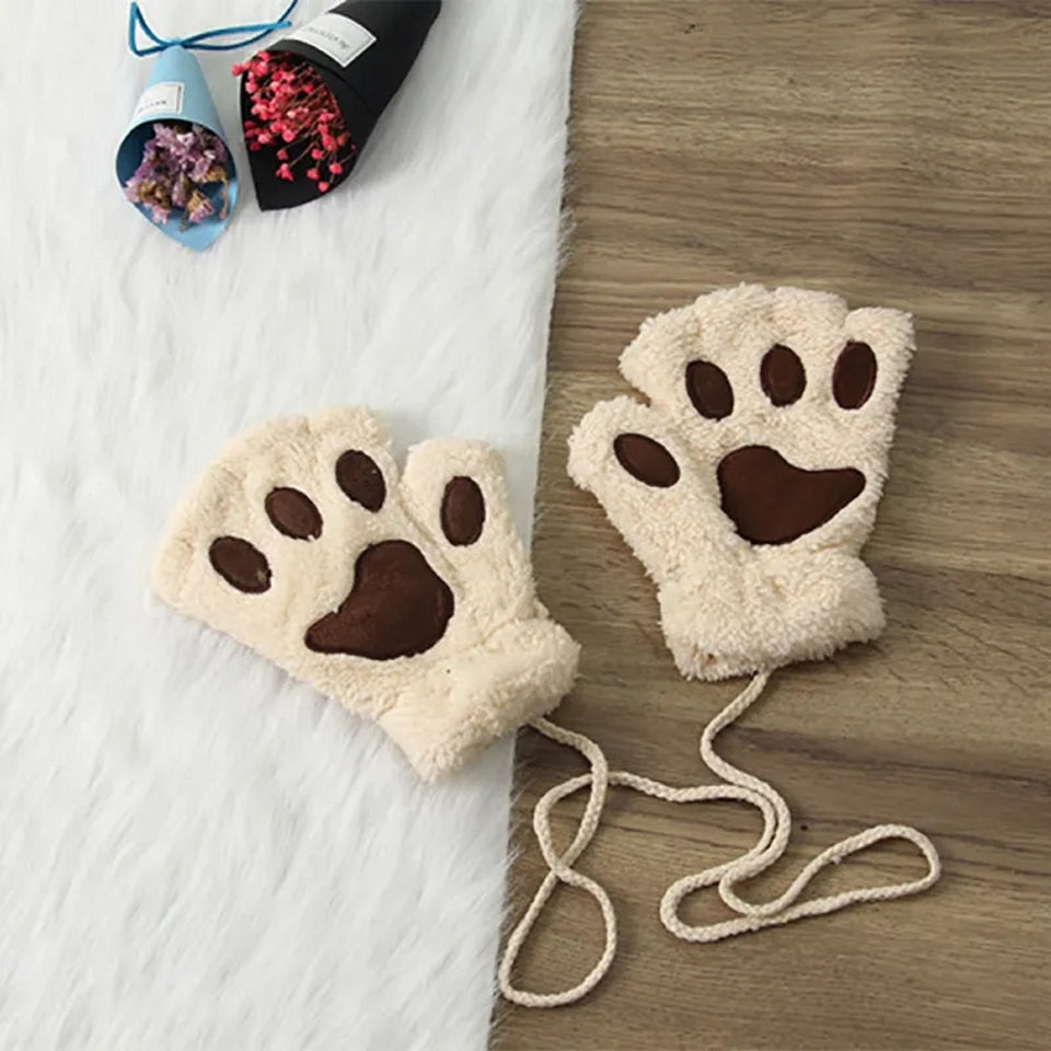 une paire de mitaines toutes peluchées en forme de patte de chat beige. Douceur et tendresse pour un style original
