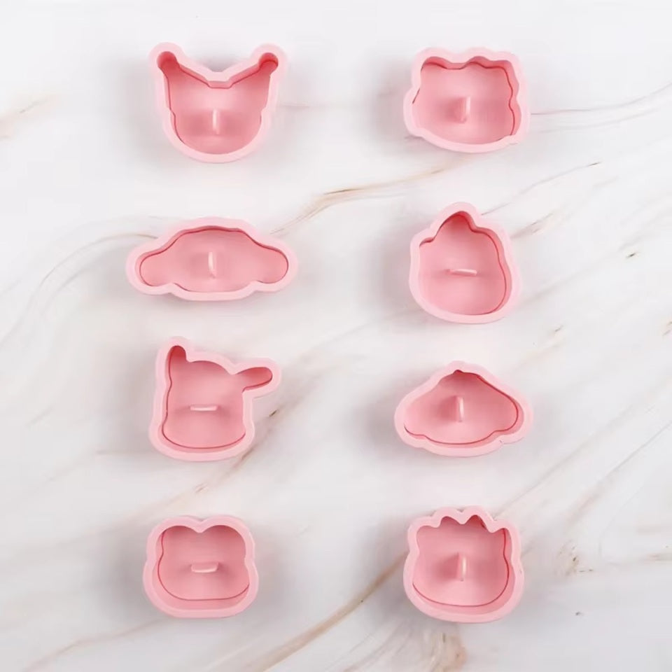un lot de 8 emporte-pièces en plastique alimentaire pour réaliser des biscuits surper mignons en forme de vos personnages Sanrio préférés : Kuromi, Cinnaomoroll, My Melody, Hello Kitty, Pompompurin, Pochacco, Keroppi et Badtz-Maru