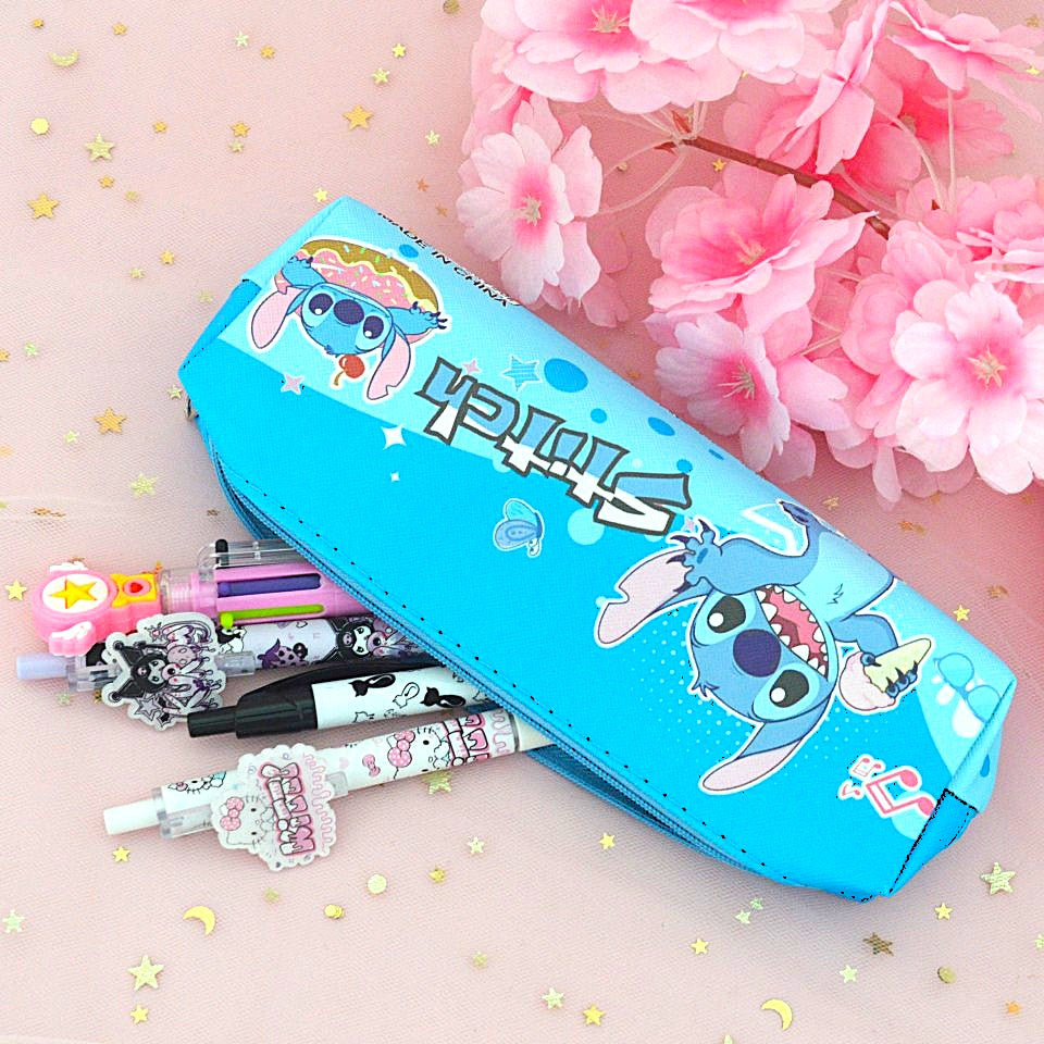une adorable trousse aux couleurs de Stitch. Stitch y est représenté dégustant de délicieux gourmandises comme une glace ou un gros donut. Fun et rigolade assuré !