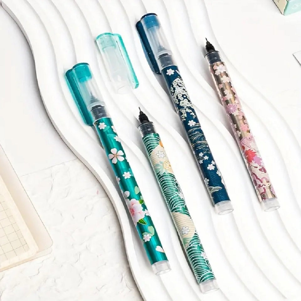 un lot de 6 stylos au motif de fleurs de sakura mais aussi de formes géométriques et des couleurs issues de l'esthétisme japonais. Leur bouchon est pailleté