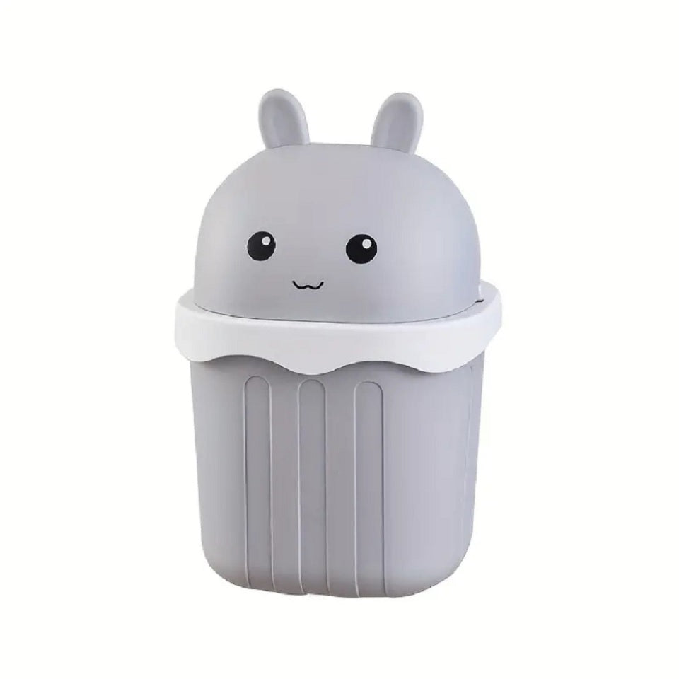 une jolie poubelle de bureau en forme de lapin gris hyper kawaii. Il a une expression toute douce et a des petites oreilles toutes mignonnes. Idéale comme élément de décoration.