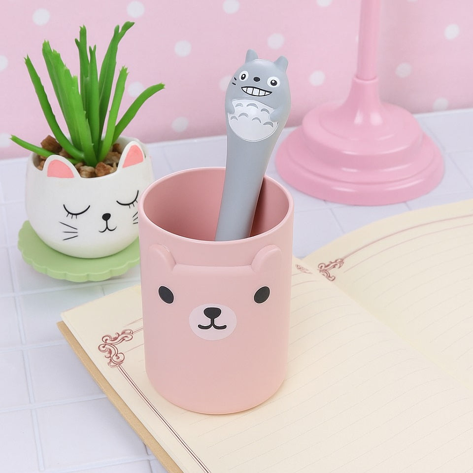 un stylo squishy en forme et aux couleurs de l'adorable Totoro. Effet anti stress garanti, écriture fluide