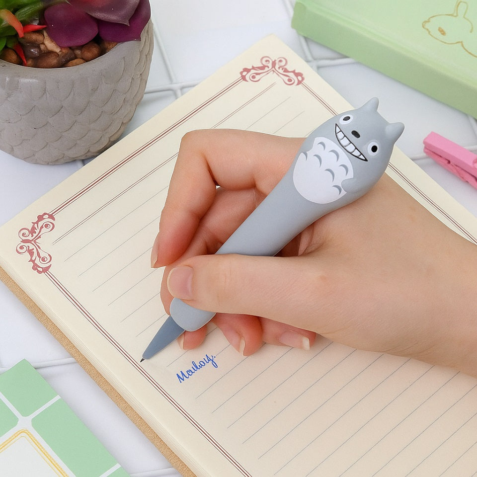 un stylo squishy en forme et aux couleurs de l'adorable Totoro. Effet anti stress garanti, écriture fluide