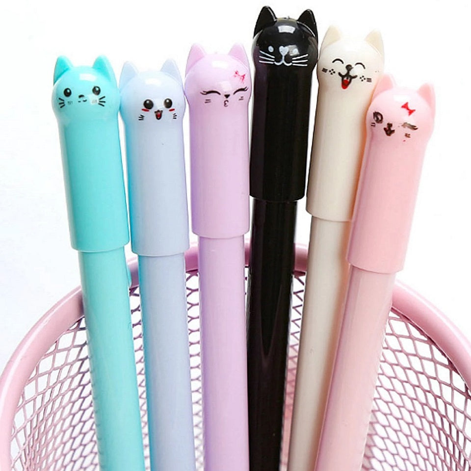 des stylos colorés dont le capuchon est en forme de chat hyper mignon. A chaque couleur de stylo, un chat a une expression différente et kawaii