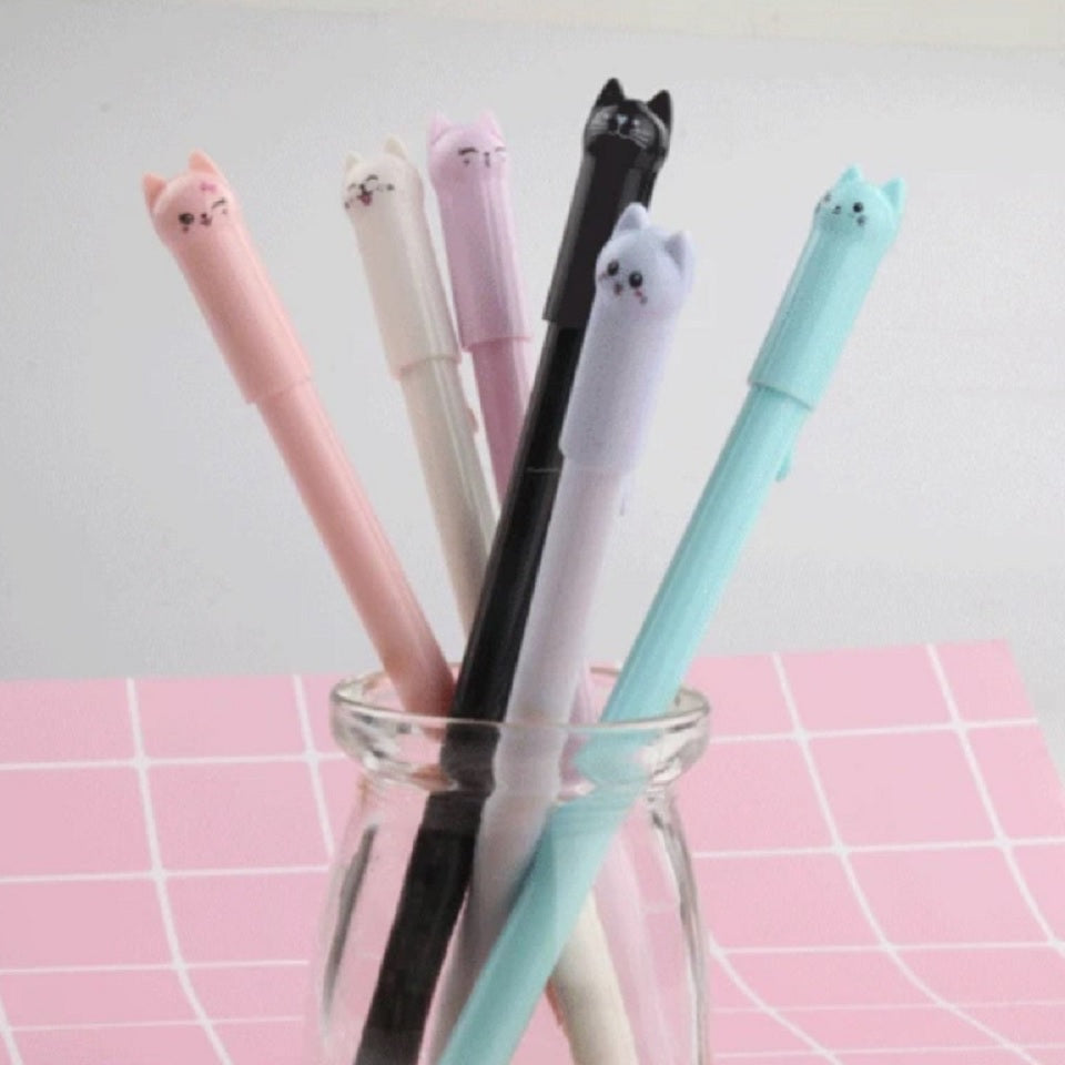des stylos colorés dont le capuchon est en forme de chat hyper mignon. A chaque couleur de stylo, un chat a une expression différente et kawaii