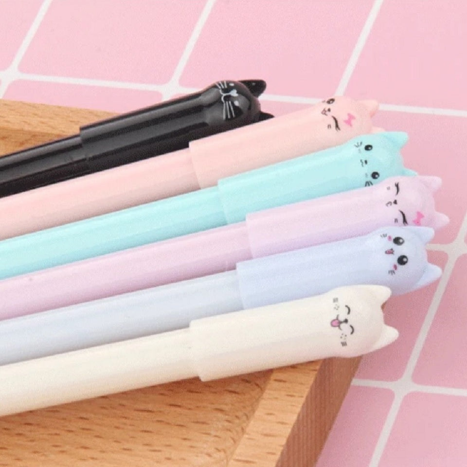 des stylos colorés dont le capuchon est en forme de chat hyper mignon. A chaque couleur de stylo, un chat a une expression différente et kawaii