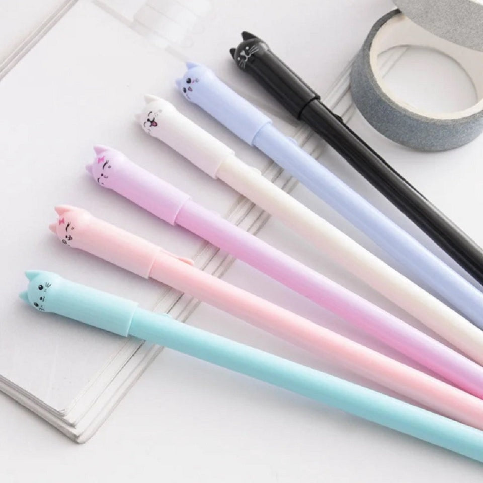 des stylos colorés dont le capuchon est en forme de chat hyper mignon. A chaque couleur de stylo, un chat a une expression différente et kawaii