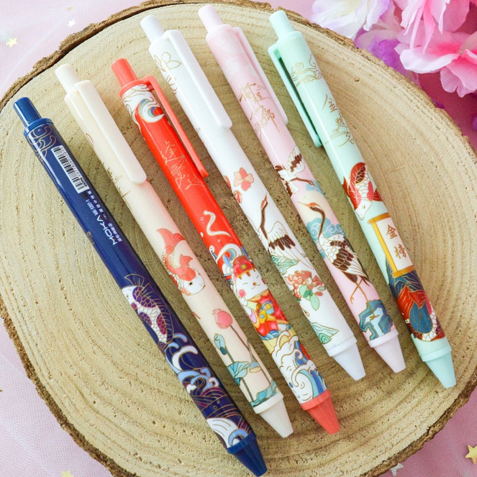 des stylos ornés de motifs et de symboles forts du folklore japonais : carpe koi, grue japonaise, maneki neko, fleur de sakura et paysages inspirés du Japon.