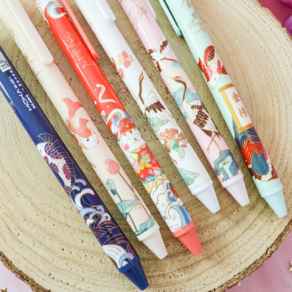 des stylos ornés de motifs et de symboles forts du folklore japonais : carpe koi, grue japonaise, maneki neko, fleur de sakura et paysages inspirés du Japon.
