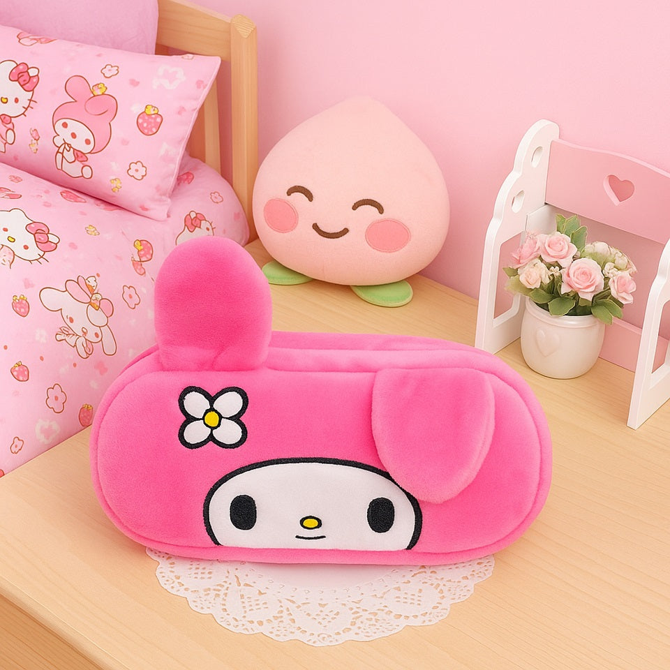 une trousse tout en peluche et toute rose représentant My Melody. Elle possède des petites oreilles et on reconnait sa douce expression.