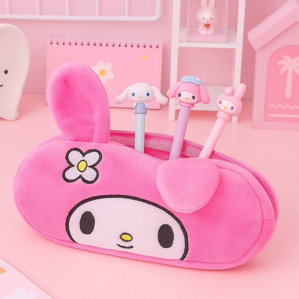 une trousse tout en peluche et toute rose représentant My Melody. Elle possède des petites oreilles et on reconnait sa douce expression.