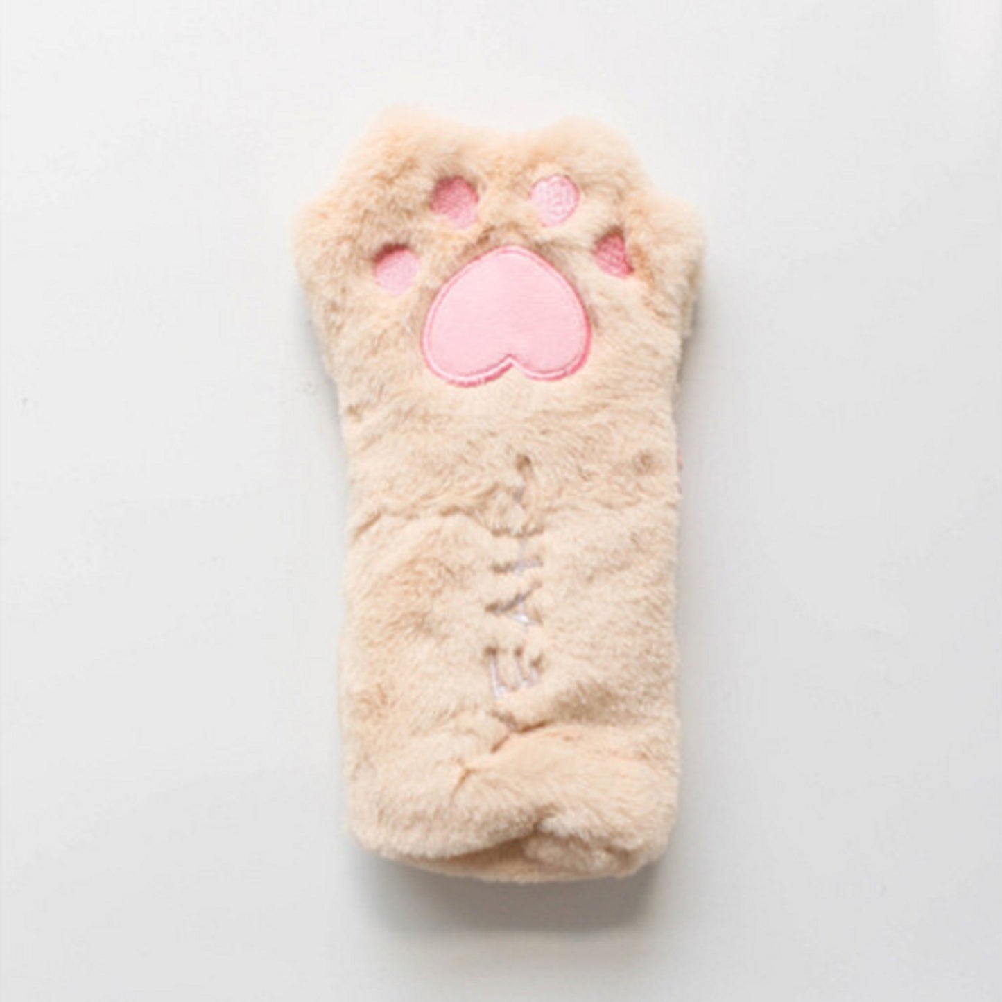 une adorable trousse en forme de patte de chat beige. Tout en peluche, elle est douce et très mignonne.