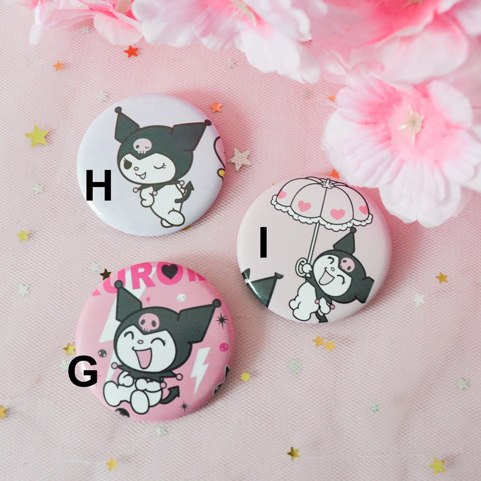 des badges illustrés de kuromi, le personnage le plus rebel de l'univers Sanrio. Retrouvez-la dans différentes scènes, situations et expressions, adorablement kawaii.