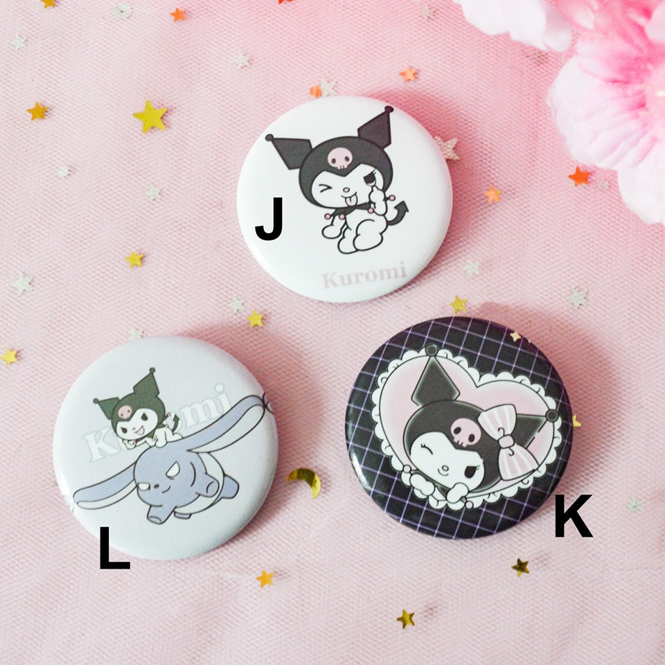 des badges illustrés de kuromi, le personnage le plus rebel de l'univers Sanrio. Retrouvez-la dans différentes scènes, situations et expressions, adorablement kawaii.