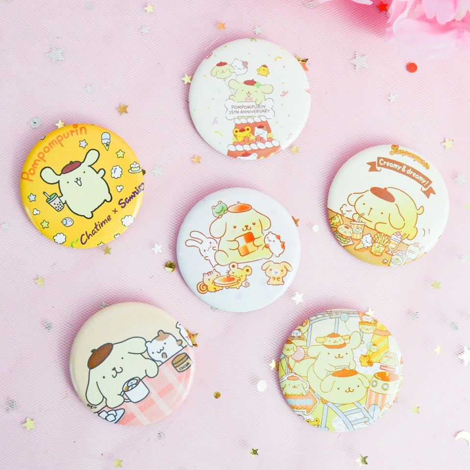 des badges aux illustrations inspirées du personnage Pompompurin de Sanrio. Pompompurin dans différentes scènes tendres et douces