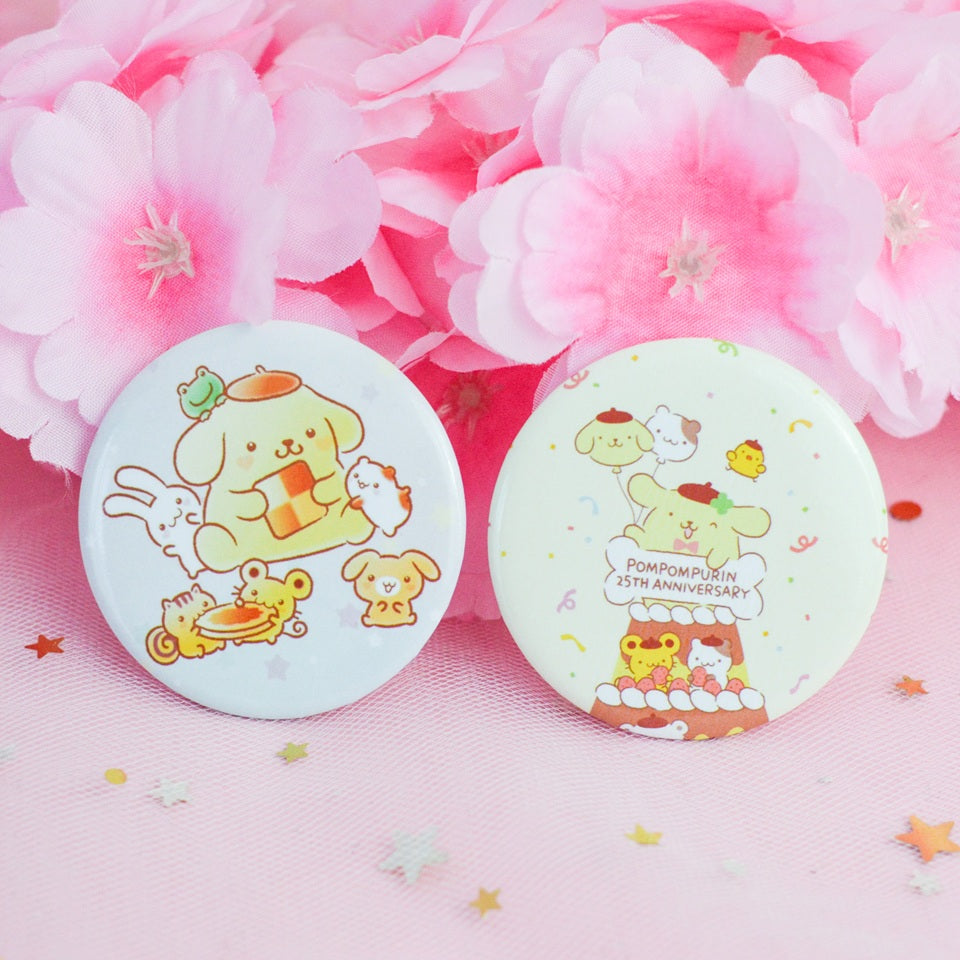 des badges aux illustrations inspirées du personnage Pompompurin de Sanrio. Pompompurin dans différentes scènes tendres et douces