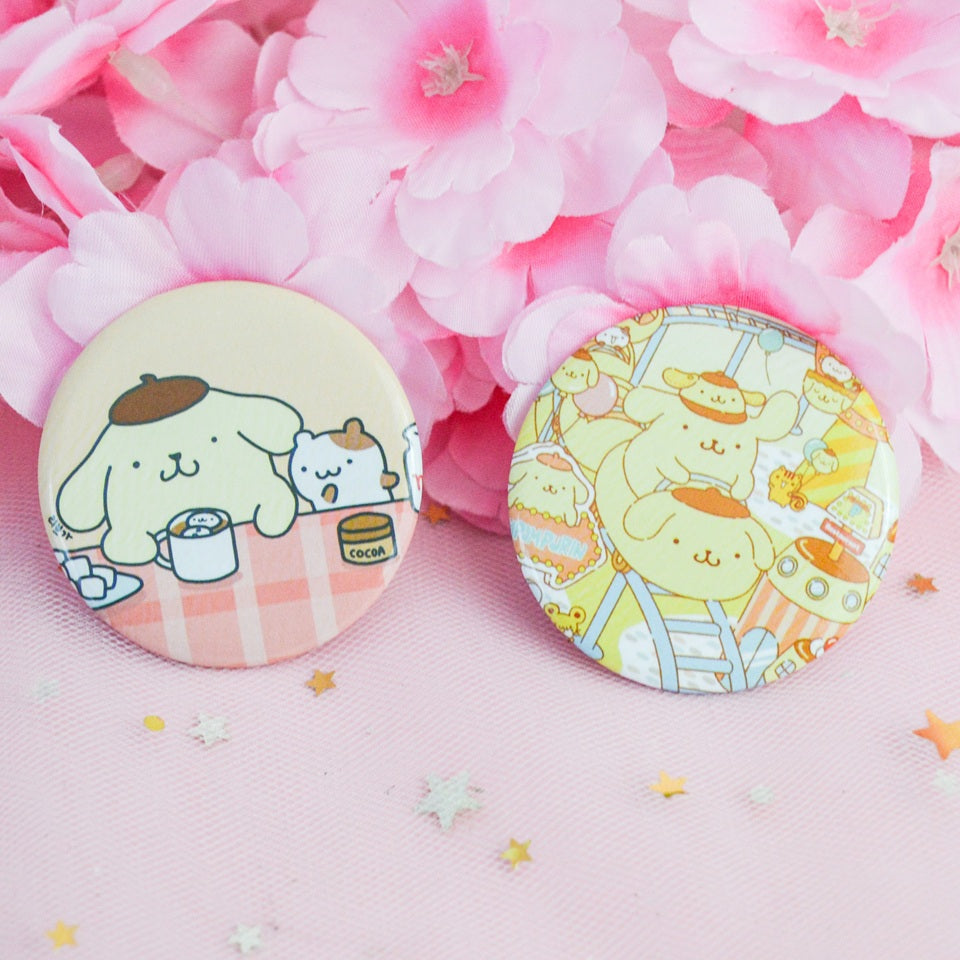 des badges aux illustrations inspirées du personnage Pompompurin de Sanrio. Pompompurin dans différentes scènes tendres et douces