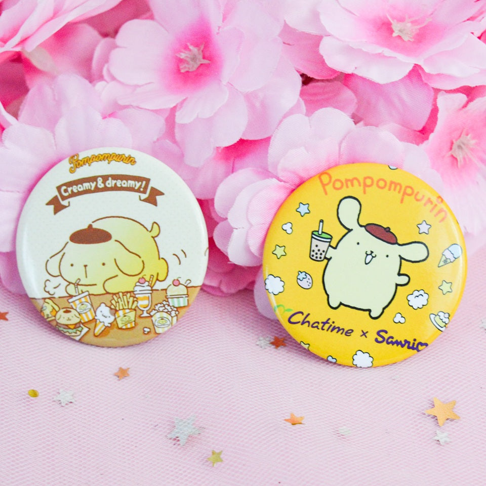 des badges aux illustrations inspirées du personnage Pompompurin de Sanrio. Pompompurin dans différentes scènes tendres et douces