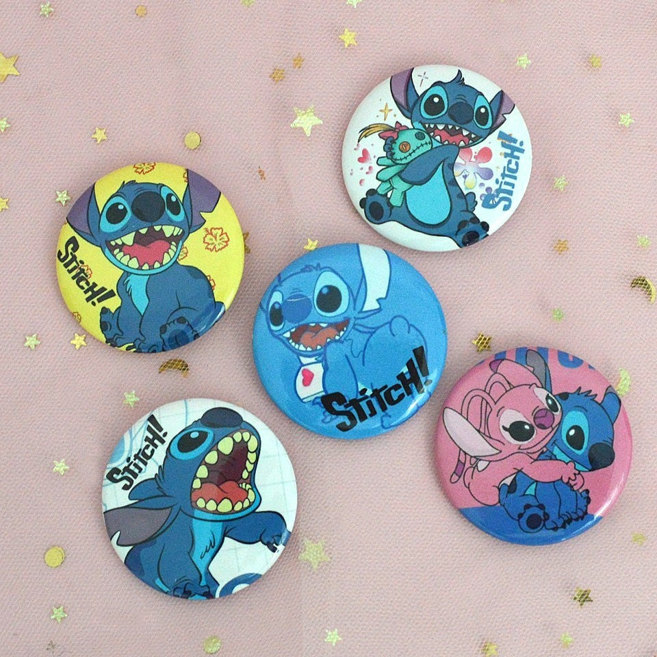des badges en plastique Stitch et Angel trop mignons !