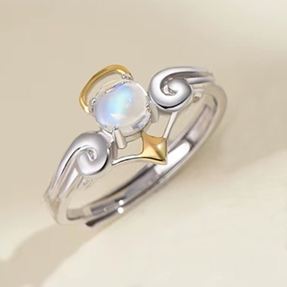 une superbe bague argentée et de taille réglable en pierre de lune représentant un ange.