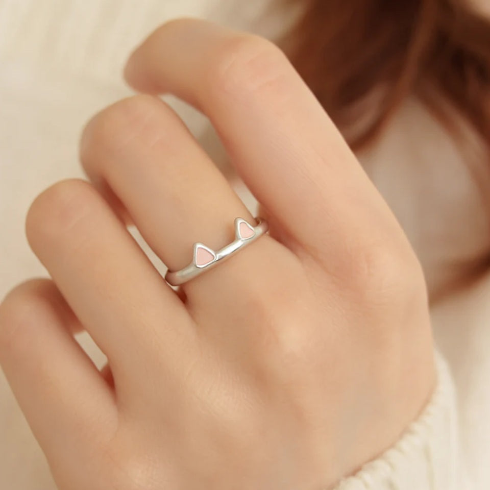 une bague argentée et réglable dotée d'oreilles de chat trop mignonnes. En coloris rose ou noir, elle est adorable.