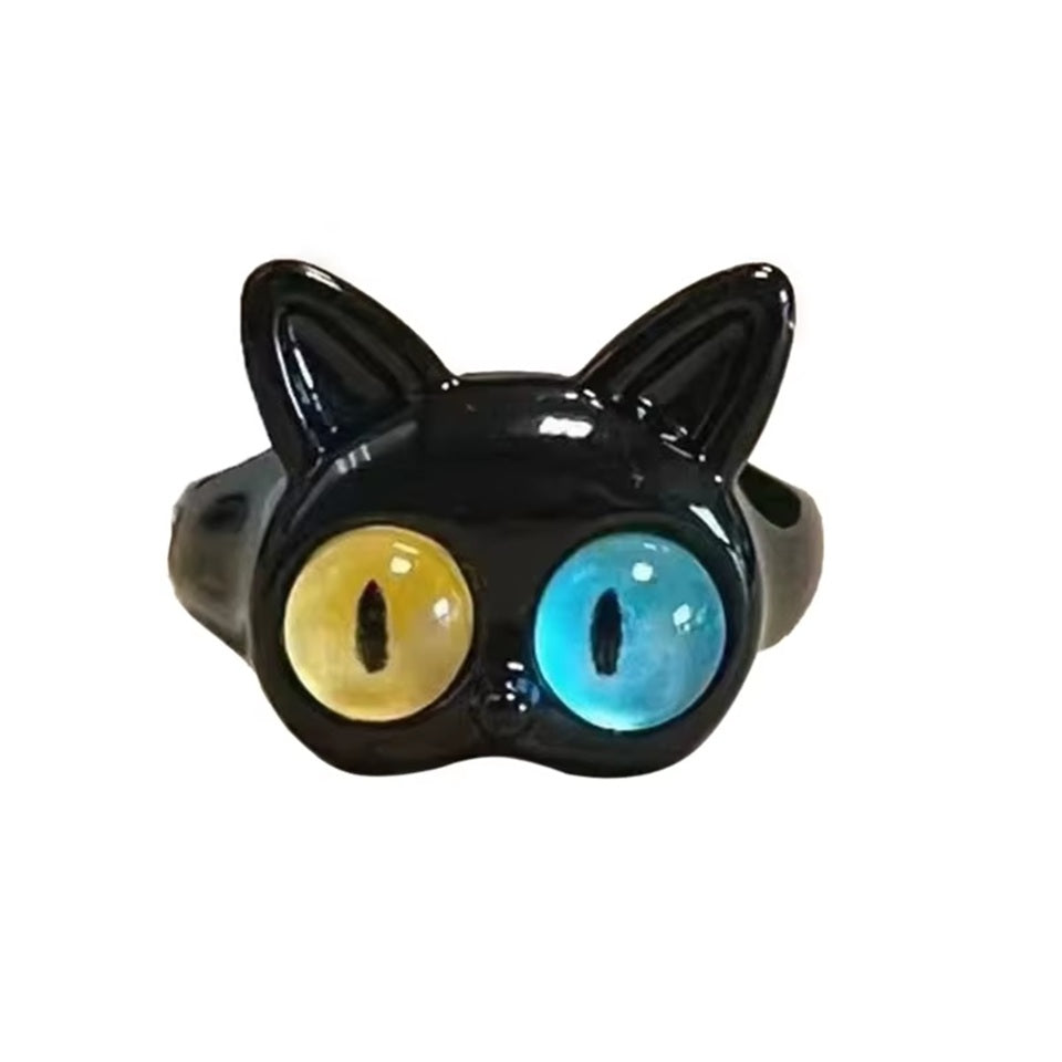 bague en forme de chat noir aux yeux vairons jaune et bleu