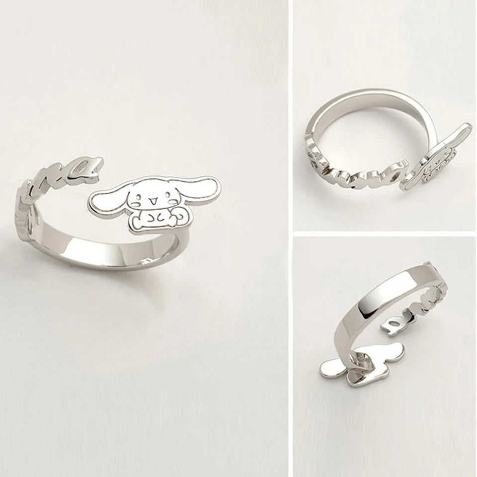 une jolie bague argenté représentant Cinnamoroll, le petit chiot de Sanrio d'un côté et de l'autre, son nom. Pour un look mignon, pour les fans de Sanrio.