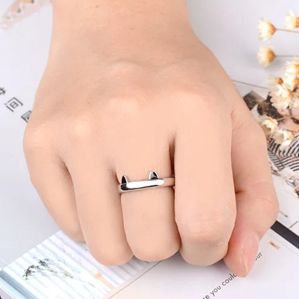 une bague argentée et réglable dotée d'oreilles de chat trop mignonnes. En coloris rose ou noir, elle est adorable.