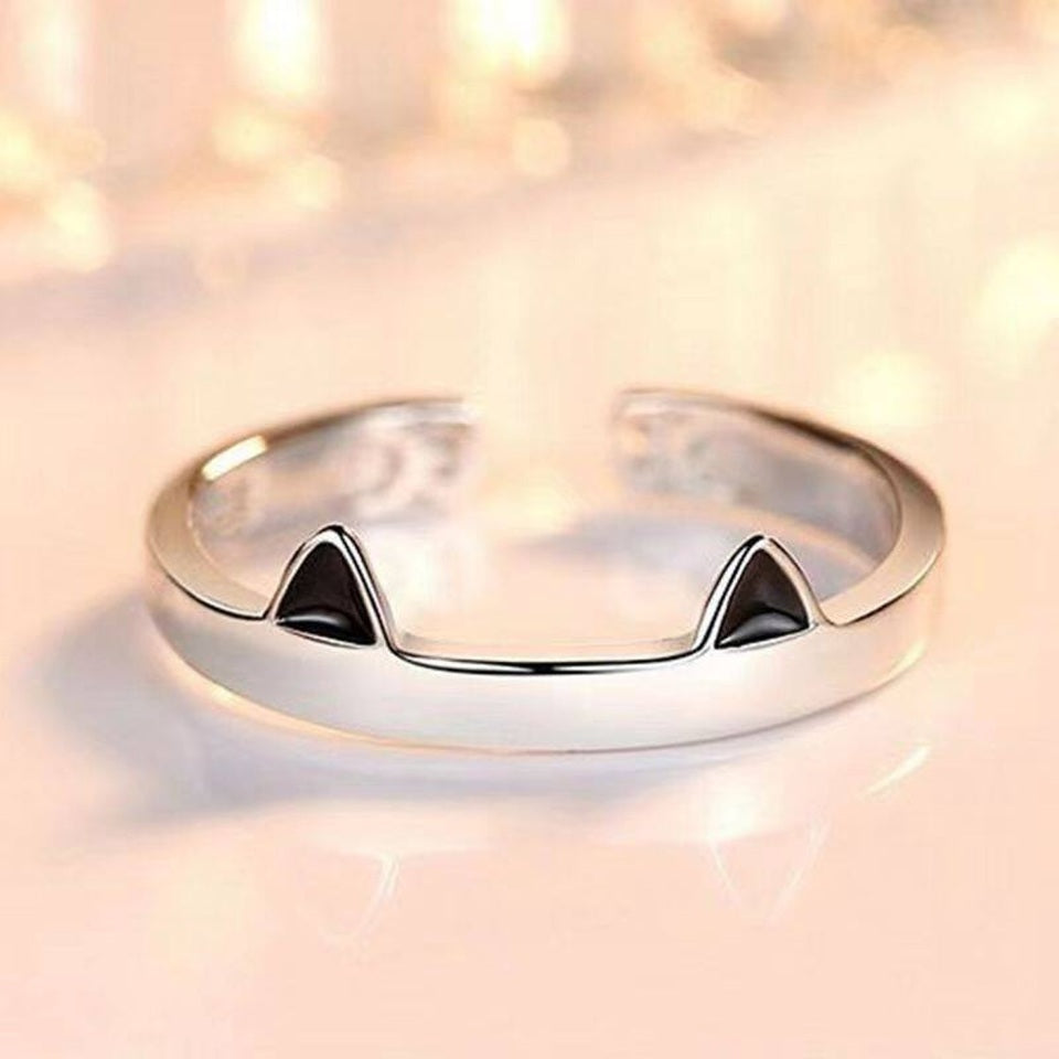 une bague argentée et réglable dotée d'oreilles de chat trop mignonnes. En coloris rose ou noir, elle est adorable.
