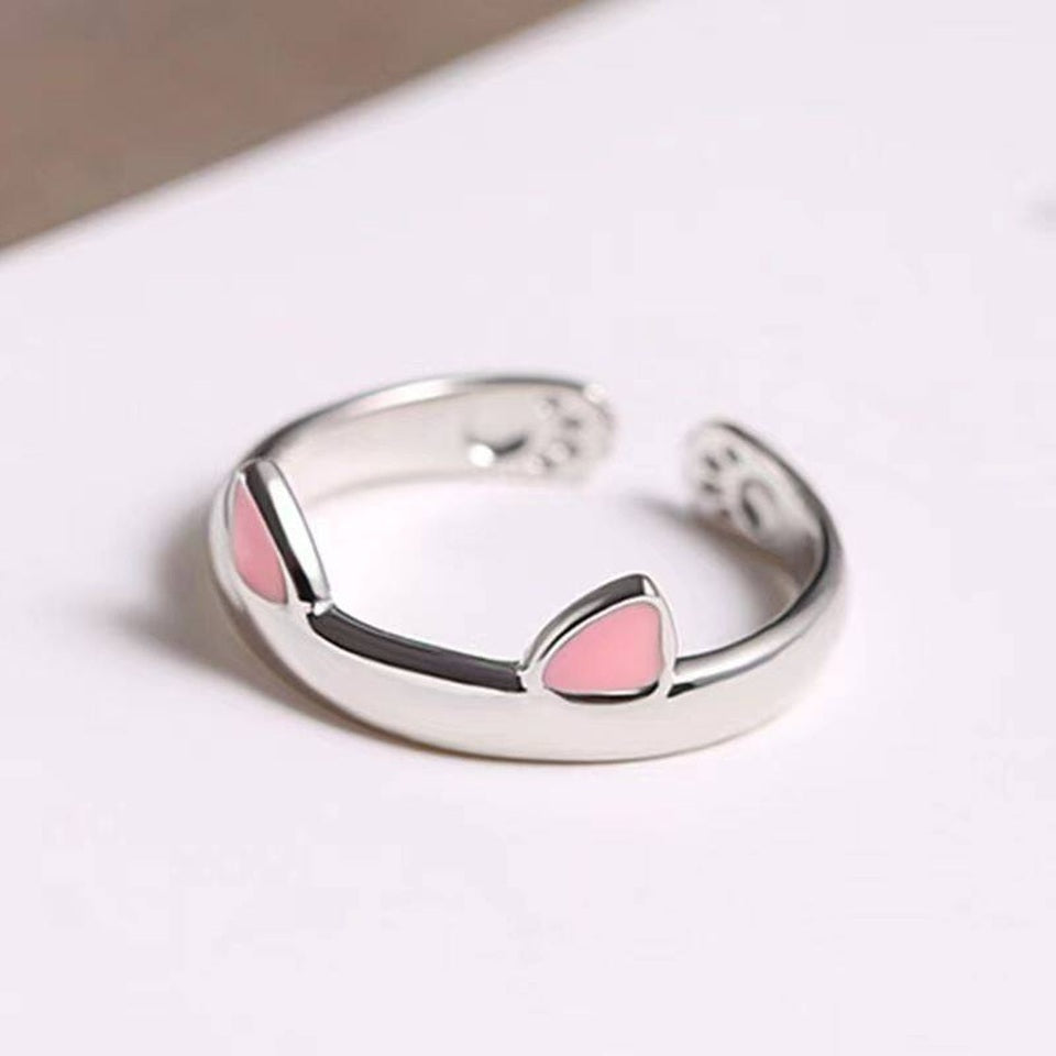 une bague argentée et réglable dotée d'oreilles de chat trop mignonnes. En coloris rose ou noir, elle est adorable.