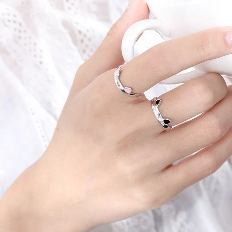 une bague argentée et réglable dotée d'oreilles de chat trop mignonnes. En coloris rose ou noir, elle est adorable.