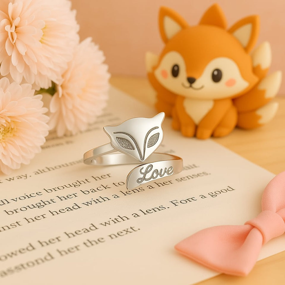une bague argentée et de taille réglable en forme d'un joli renard avec une inscription love. Style minimaliste
