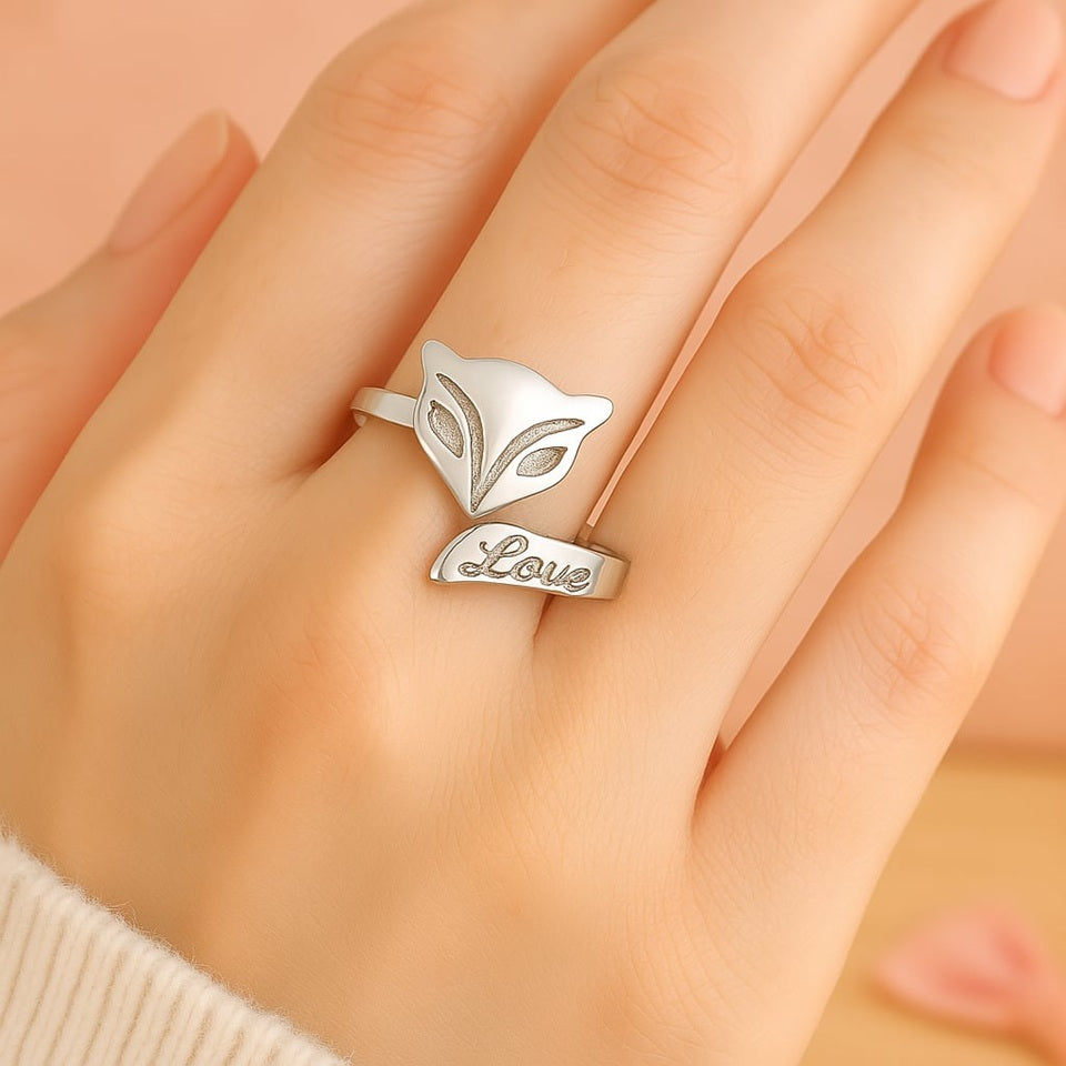 une bague argentée et de taille réglable en forme d'un joli renard avec une inscription love. Style minimaliste