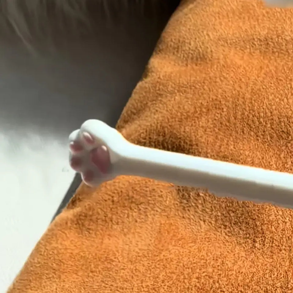 une paire de baguettes blanches dont le bout est en forme de petites pattes de chat à coussinets roses hyper mignonnes !
