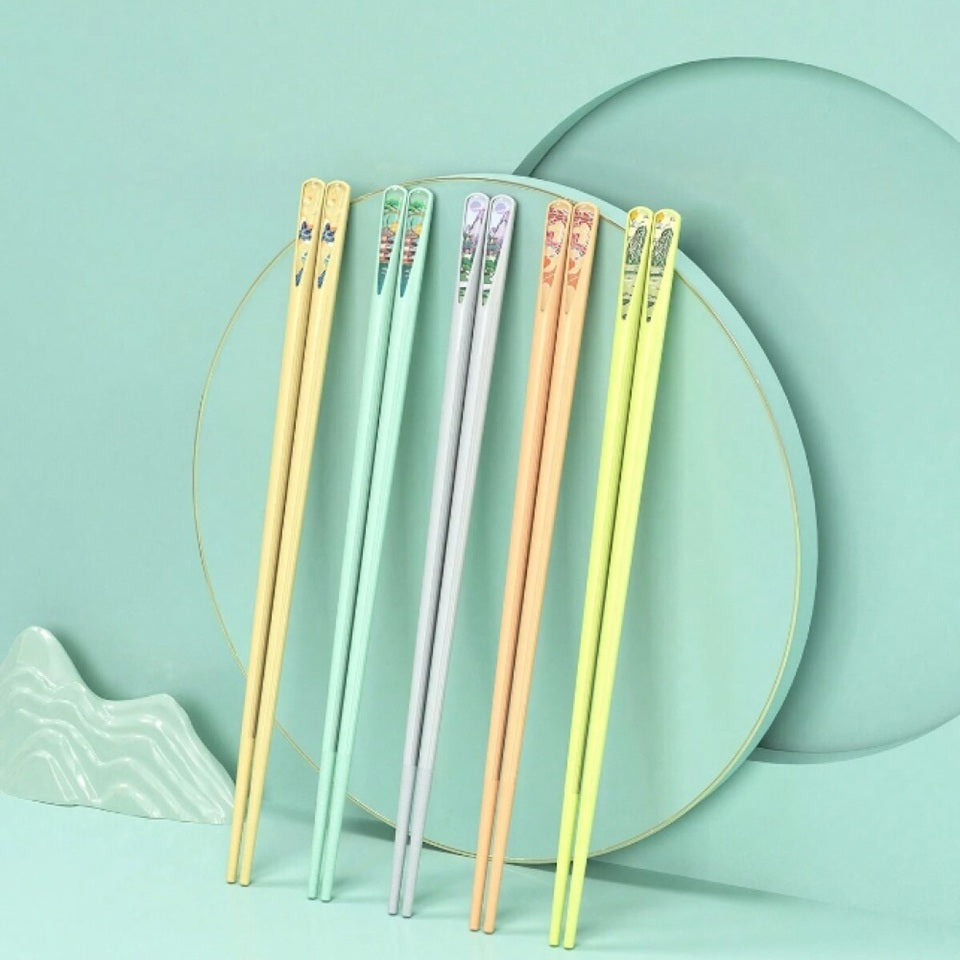 Des baguettes aux couleurs pastels et aux motifs de paysages japonais majestueux. Chaque paire a une couleur différente et un design différent. Pour un style raffiné et élégant sur votre table !