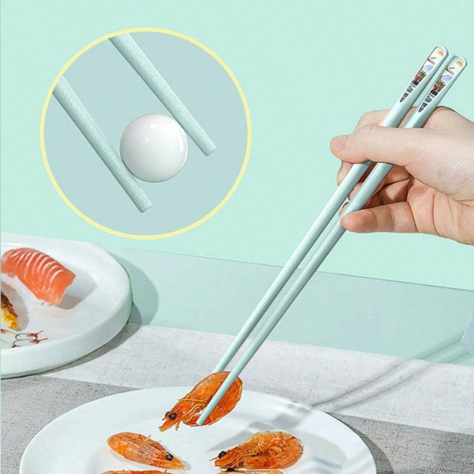 Des baguettes aux couleurs pastels et aux motifs de paysages japonais majestueux. Chaque paire a une couleur différente et un design différent. Pour un style raffiné et élégant sur votre table !