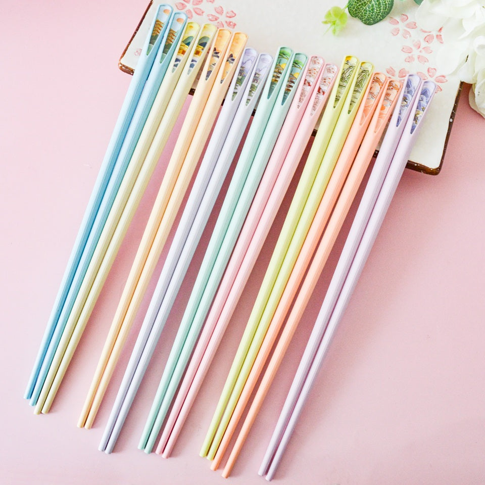 Des baguettes aux couleurs pastels et aux motifs de paysages japonais majestueux. Chaque paire a une couleur différente et un design différent. Pour un style raffiné et élégant sur votre table !