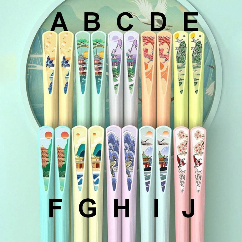 Des baguettes aux couleurs pastels et aux motifs de paysages japonais majestueux. Chaque paire a une couleur différente et un design différent. Pour un style raffiné et élégant sur votre table !