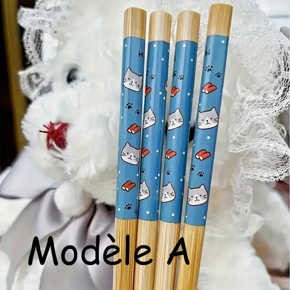 des baguettes japonaises au motif de petits chats et de nourriture. Le design est amusant et très mignon. En bambou, elles sont durables et réutilisables.