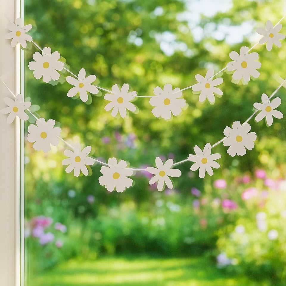 une guirlande en forme de marguerites en papier. De style élégante et bohème, vous pouvez l'utiliser pour un anniversaire ou n'importe quelle fête