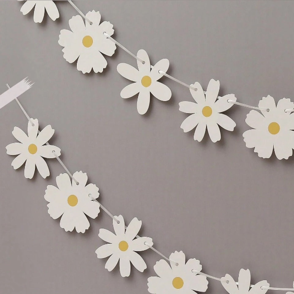 une guirlande en forme de marguerites en papier. De style élégante et bohème, vous pouvez l'utiliser pour un anniversaire ou n'importe quelle fête