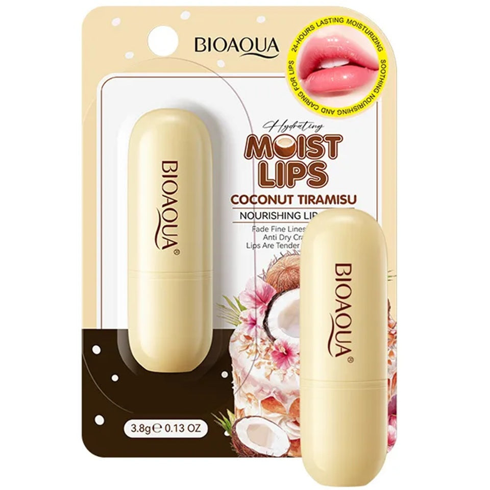 Un baume à lèvres présenté dans un joli packaging jaune pastel, parfumé au tiramisu à la noix de coco. Joli design d'un gâteau et de noix de coco dessiné sur le carton d'emballage. Nourrit et hydrate n profondeur !