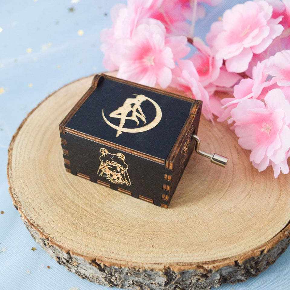 une petite boite à musique décorée de Sailormoon et ses amies. Avec sa manivelle, elle joue la musique Moonlight Densetsu