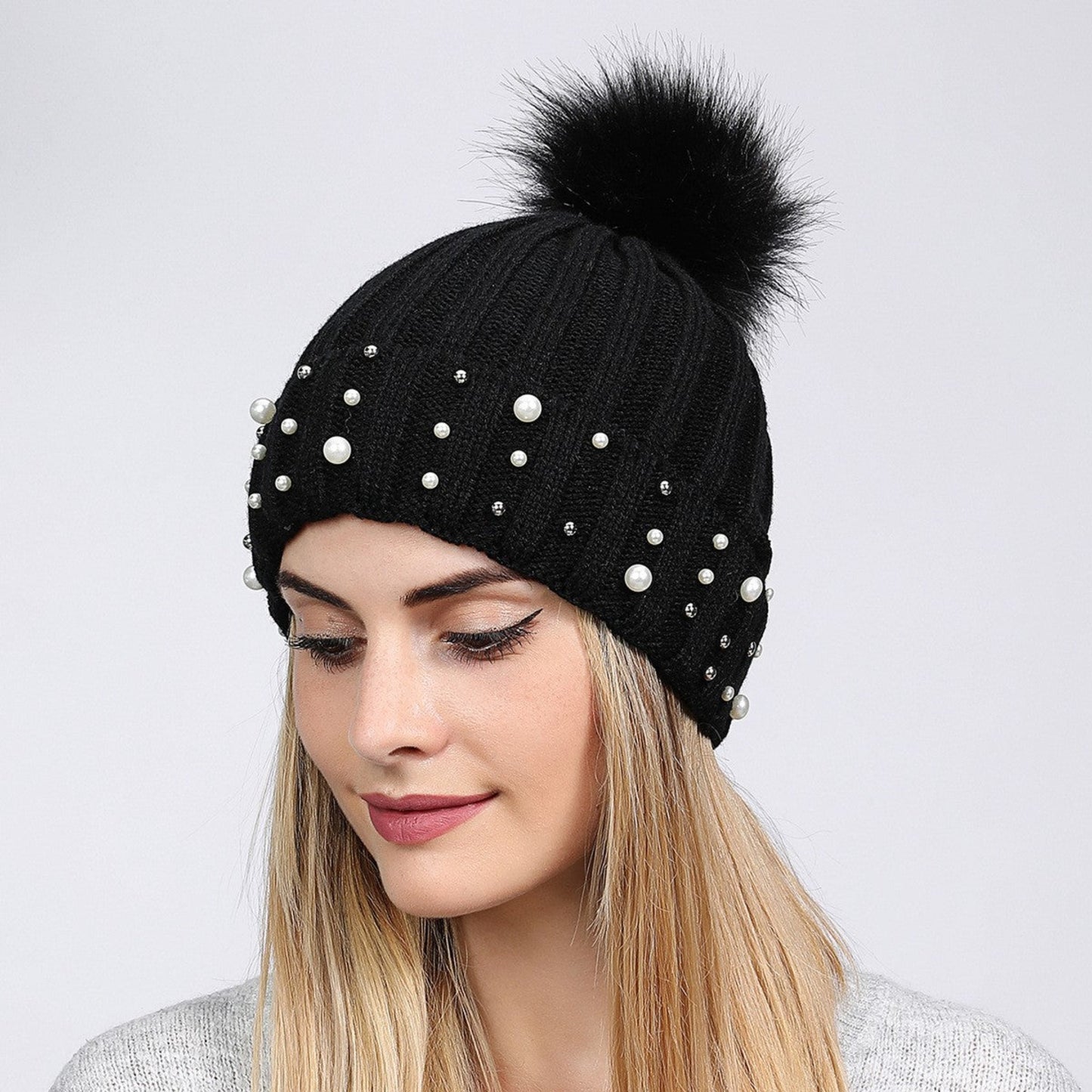 Bonnet pompons et perles