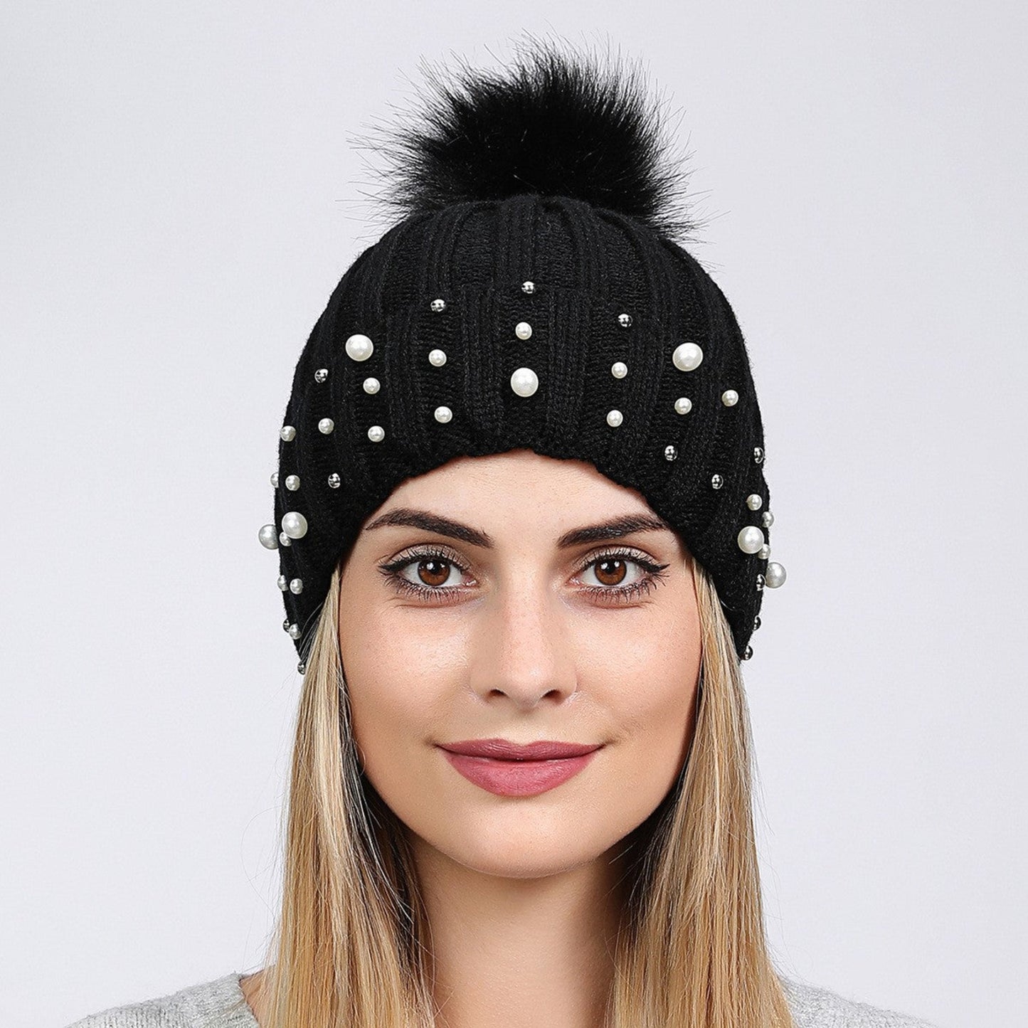 Bonnet pompons et perles