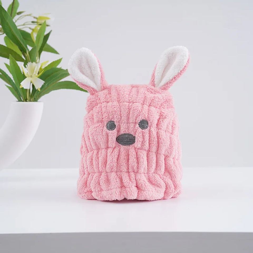 Trois bonnets serviette pour cheveux kawaii rose pastel en forme de petit chien avec deux grandes oreilles, une bouille brodée et une texture douce et moelleuse. Un accessoire pratique et adorable pour un moment cocooning.