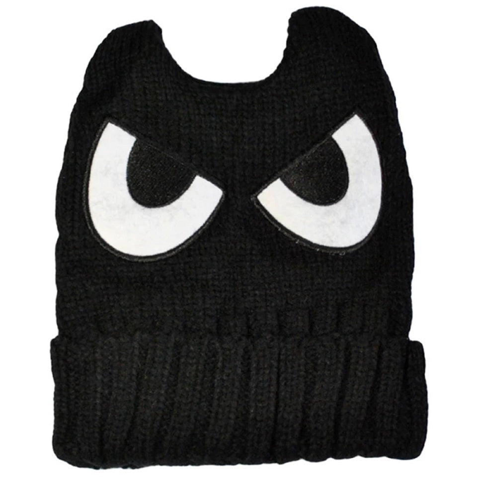 un bonnet noir avec des oreilles de diable et de grands yeux méchants brodés. Pour un style kawaii monster assumé !