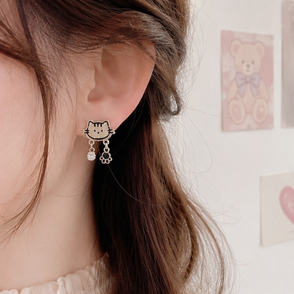 Boucles d’oreilles chat kawaii portées, vue côté, breloques poisson et patte scintillantes 💖