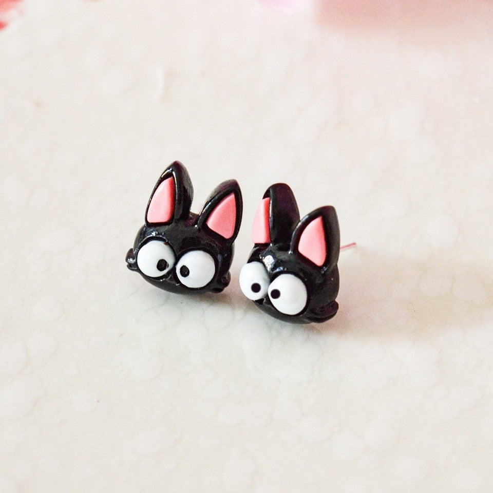 une paire de puces d'oreilles en forme du chat noir Jiji, acolyte de Kiki la petite sorcière. Expressif avec ses gros yeux ronds.