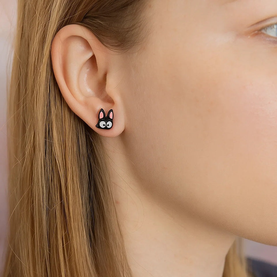 une paire de puces d'oreilles en forme du chat noir Jiji, acolyte de Kiki la petite sorcière. Expressif avec ses gros yeux ronds.
